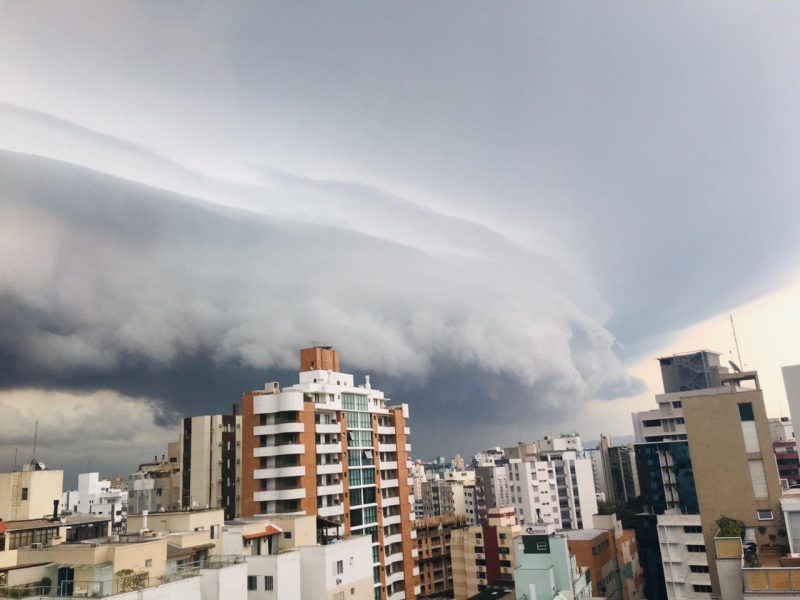 Frente fria traz novos riscos de temporais severos e alagamentos a Santa Catarina a partir desta quinta-feira (23)