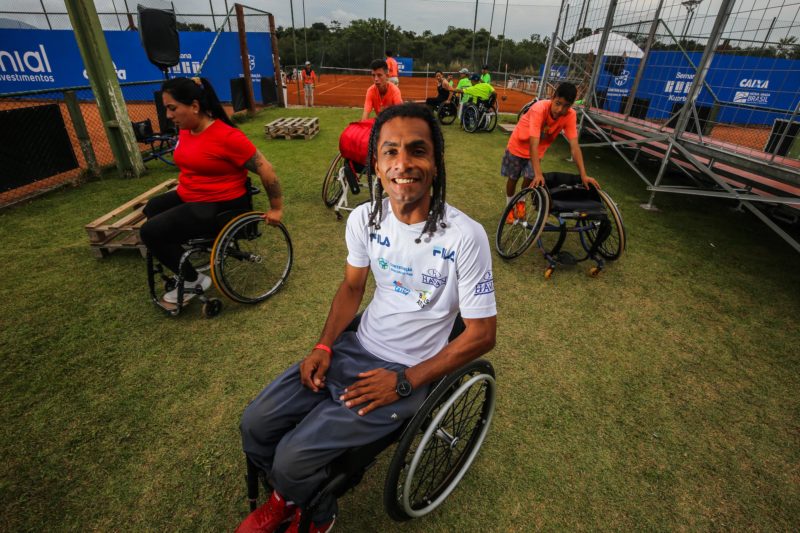 Ymanitu Silva &eacute; o atual tetracampe&atilde;o do torneio para cadeirantes da Copa Guga Kuerten. Ele encontrou no t&ecirc;nis um novo objetivo na vida ap&oacute;s um acidente automobil&iacute;stico. O tijucano de 36 anos foi vice-campe&atilde;o do torneio de cadeirantes em Roland Garros, na Fran&ccedil;a no ano passado, mesma terra que consagrou Gustavo Kuerten. – Foto: Anderson Coelho/ND