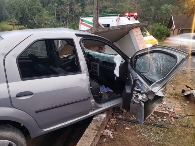 Acidente aconteceu na SC-421, em Pomerode; epis&oacute;dio &eacute; mais um em um trecho bastante vulner&aacute;vel – Foto: Tatiane Hansen/Jornal de Pomerode/Divulga&ccedil;&atilde;o/ND