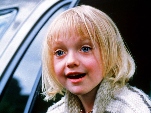 A atriz norte-americana Dakota Fanning conquistou o público com o filme “Uma Lição de Amor”. No longa, a menina enfrentava o preconceito ao ser criada pelo pai, um homem com atraso intelectual. - Reprodução/Uma Lição de Amor