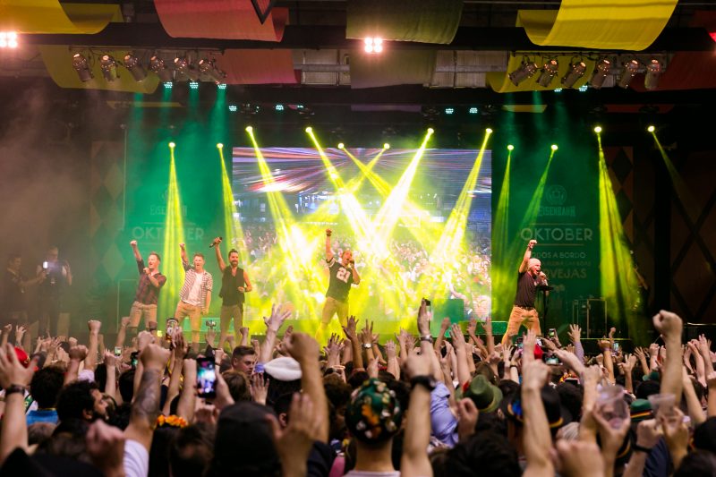 O ponto alto foi o show da banda VoxxClub, no sábado. No dia, 71 mil pessoas passaram pela Oktober &#8211; Foto: Daniel Zimmermann/Divulgação/ND