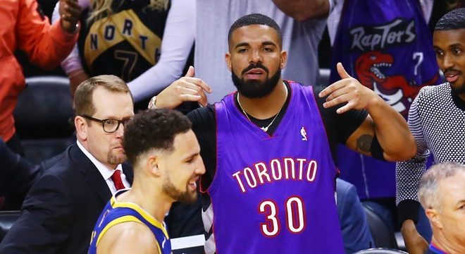 Rapper apoiando o Toronto Raptors nas finais do NBA &#8211; Reprodução/Toronto