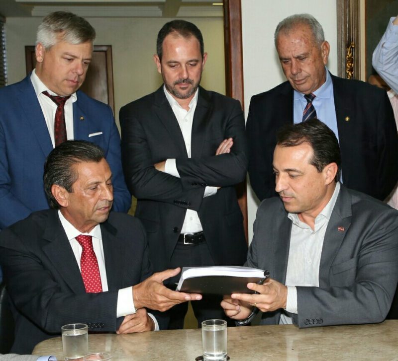 25/03/2019 – Governador: Moisés entregou nesta data ao presidente da Alesc (Assembleia Legislativa de Santa Catarina), deputado Julio Garcia, um projeto de lei para a Reforma Administrativa. Elaborado após um diagnóstico das estruturas de governo, o texto previa um corte de 2.054 cargos em comissão e funções gratificadas. – Foto: James Tavares/Secom/ND