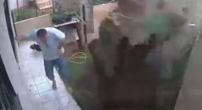 Homem explode quintal de casa ao tentar matar baratas – Foto: Reprodu&ccedil;&atilde;o/R7