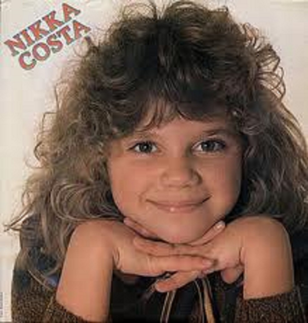 A cantora australiana/americana Nikka Costa lançou vários álbuns quando criança, por influência do pai, o produtor de música pop Don Costa. Em 1981, estourou nas paradas de sucesso, inclusive no Brasil, com "On My Own", quando tinha apenas 9 anos - Divulgação/ND