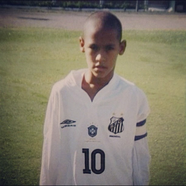 Neymar chegou as categorias de base do Santos em 2003. O menino de 11 anos já se destacava no meio dos outros jogadores. O atleta passou pelo Barcelona e atualmente joga no Paris Saint Germain. - Reprodução/Instagram
