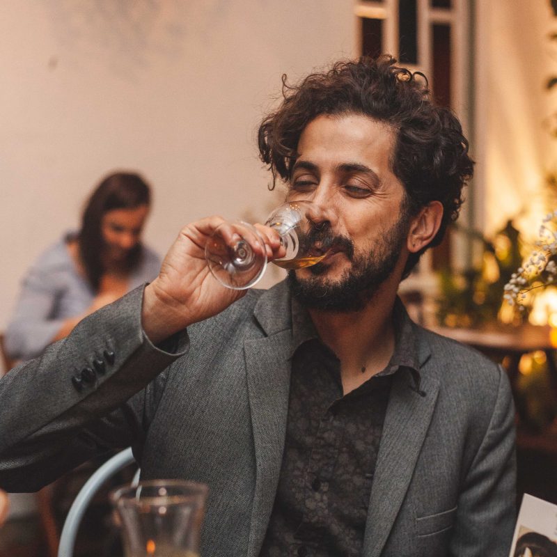 De Tubar&atilde;o, Renato Bittencourt &eacute; mestre alambiqueiro, master blender e possui o t&iacute;tulo de Mestre Cachacier – Foto: Lara Decker/Divulga&ccedil;&atilde;o/ND