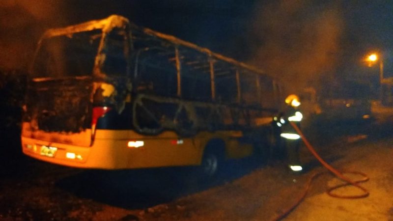 Pane el&eacute;trica destruiu autom&oacute;vel que pertence &agrave; Secret&aacute;ria de Educa&ccedil;&atilde;o – Foto: Divulga&ccedil;&atilde;o/Corpo de Bombeiros