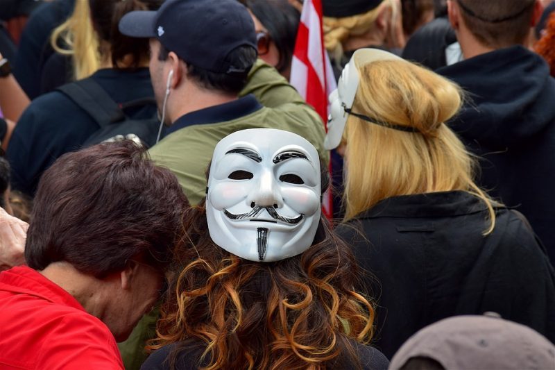 Polícia lançou bombas de gás lacrimogêneo para tentar conter manifestantes dentro de Universidade – Foto: Reprodução/Pixabay/ND