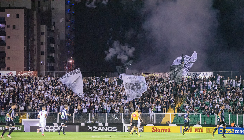 Primeiro jogo ap&oacute;s o rompimento do clube com a Elephant: 3 a 0 no placar para o Bragantino e festa hist&oacute;rica da torcida – Foto: Matheus Dias/ND