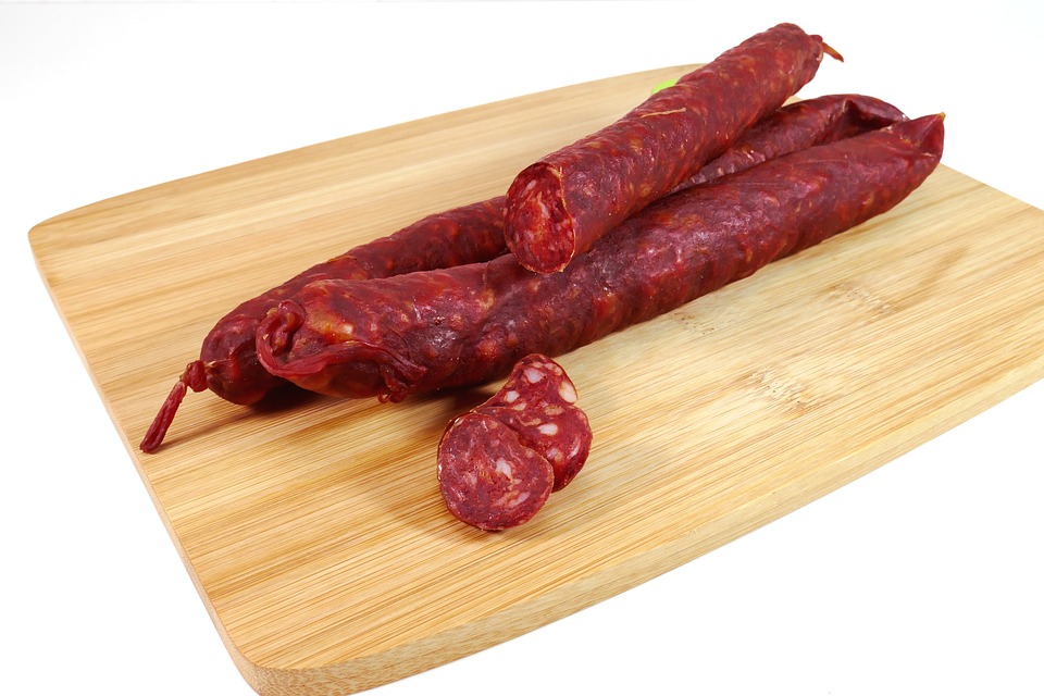 Um morador do Oeste encontrou encontrou um pedaço de látex misturado na linguiça colonial que comprou em meados de 2014. Após comprar o produto, ele consumiu um pedaço. Quando foi consumir o segundo, ele notou a presença de um possível pedaço de luva. Conforme o TJSC, a empresa alegou que tomou as providências necessárias para evitar que o problema se repetisse. Tanto a cooperativa que vendeu o produto como a empresa que o produziu tiveram que devolver ao consumidor o preço da lingüiça, de R$ 6,29, como indenizá-lo em R$ 3 mil. - Imagem Ilustrativa/Pixabay/ND