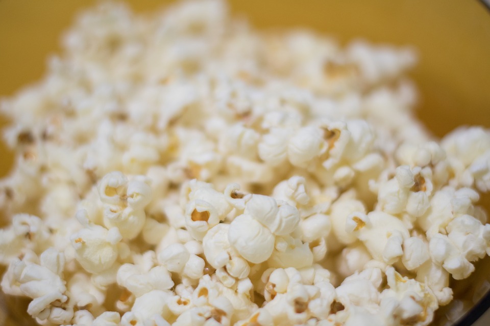 Um rato foi encontrado em um pacote de pipoca doce no Sul do Estado, em maio de 2012. Segundo a condenação, que saiu neste ano, as vítimas tinham comprado dois pacotes do produto. O primeiro, consumiram normalmente. A surpresa estava no segundo: as vítimas encontraram um rato morto e desidratado. Uma das vítimas chegou a ter intoxicação alimentar aguda. O empresário responsável pela empresa, de São Paulo, foi condenado a pena de um ano e quatro meses de detenção, em regime aberto, e pagamento de 10 dias-multa. A pena privativa de liberdade foi substituída por duas restritivas de direito: prestação de serviços à comunidade pelo mesmo período e prestação pecuniária de um salário mínimo vigente na época do crime, devidamente atualizado. - Imagem Ilustrativa/Pixabay/ND