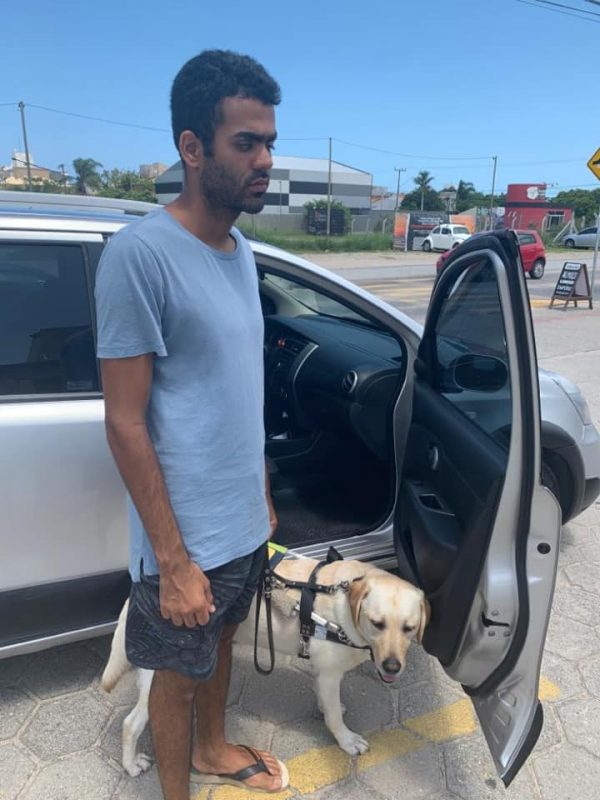 Derek Rabelo foi impedido de entrar em carro de aplicativo acompanhado do cão guia &#8211; Foto: Reprodução/Redes Sociais