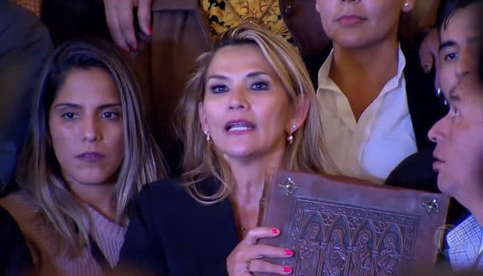 Presidente interina, Jeanine Áñez, deve reconhecer Juan Guaidó como presidente legítimo da Venezuela – Foto: Portal R7/Reprodução