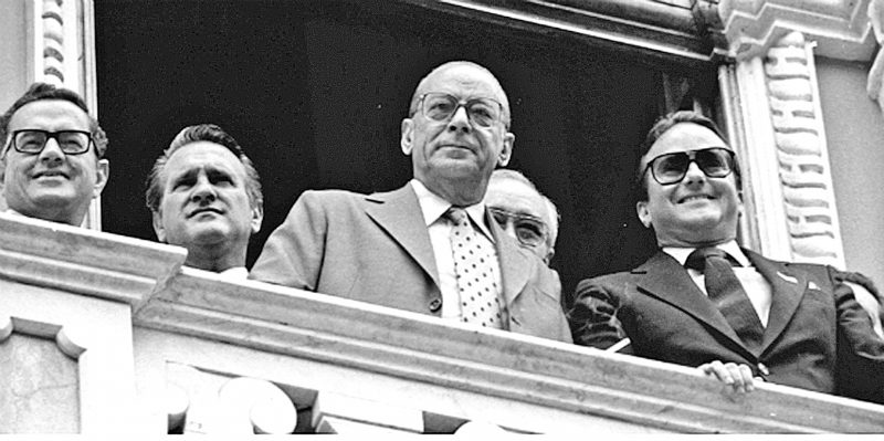 Na sacada do Pal&aacute;cio Cruz e Sousa, o ent&atilde;o governador Bornhausen (&agrave; dir.) ao lado do presidente Figueiredo no dia hist&oacute;rico – Foto: Dario de Almeida Prado/Arquivo Agecom/UFSC/ND