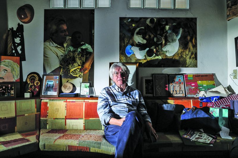 Em sua casa, no Monte Serrat, padre Vilson vive cercado por fotos de suas andanças pelo mundo, lembranças e livros | Foto Anderson Coelho/ND