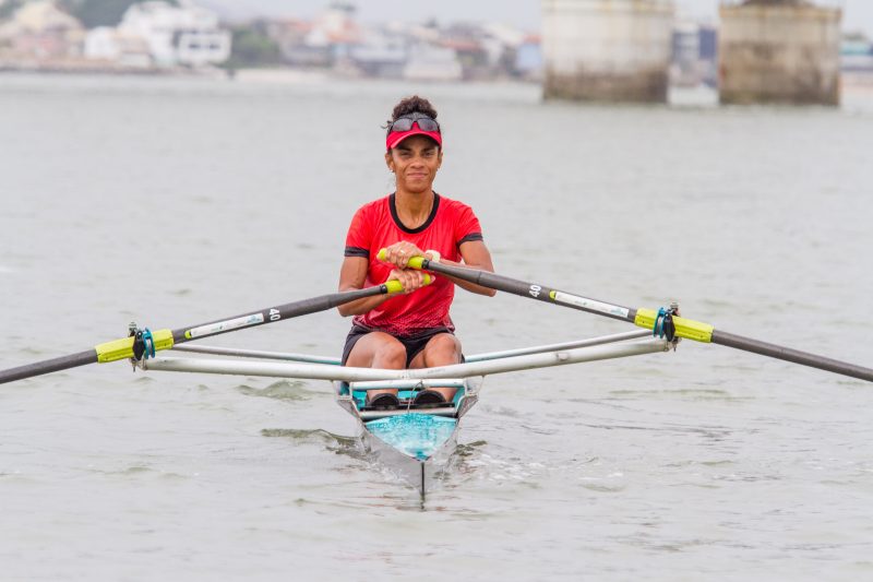 Adriana Vilela acorda cedo para remar nas &aacute;guas que banham a Ilha de Santa Catarina – Foto: Foto Flavio Tin/ND