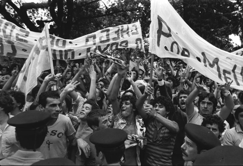 Multidão em meio a protesto contra a ditadura