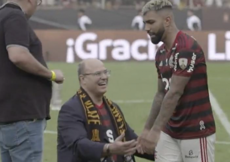 Gabigol vira a cara e sai caminhando, após Witzel se ajoelhar – Foto: Reprodução Twitter
