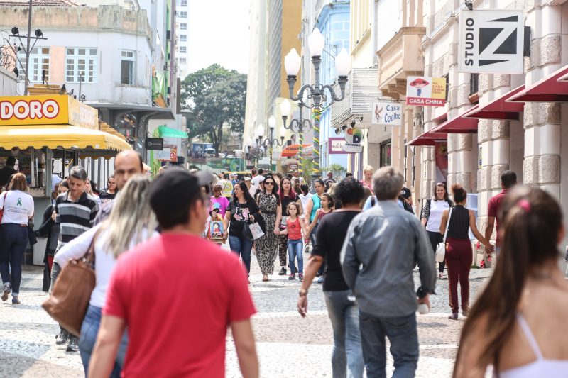 Famílias circulam pelo centro de Florianópolis na véspera do Natal. Pesquisa apontou que 4 em cada 5 famílias estão endividadas