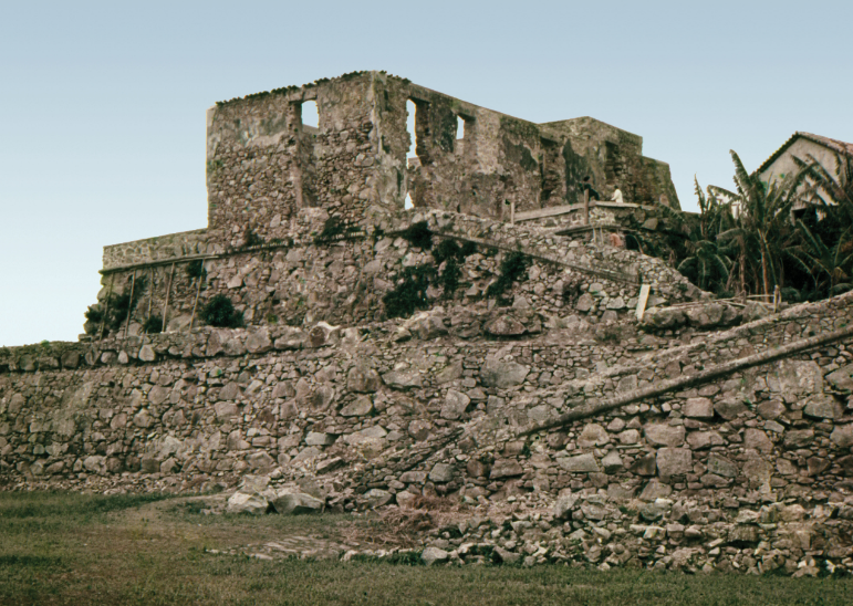 Fortaleza de S&atilde;o Jos&eacute; da Ponta Grossa, pr&oacute;xima a praia do Forte, conta parte da hist&oacute;ria de Florian&oacute;polis – Foto: Cyro Corr&ecirc;a Lyra/Divulga&ccedil;&atilde;o
