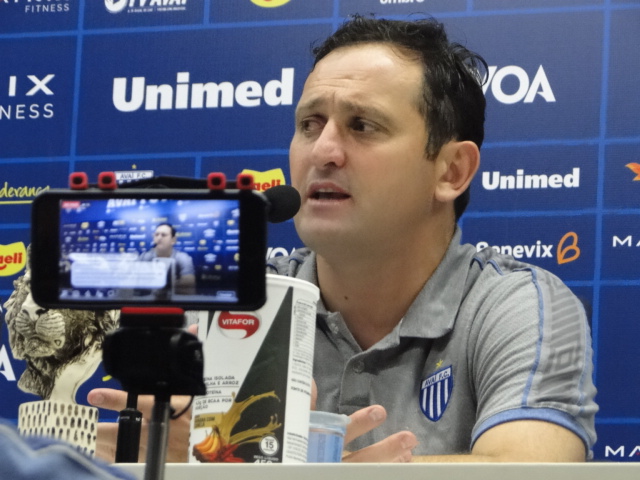 Evando Camillato poupou o presidente Battisttotti, se defendeu e exp&ocirc;s erros na montagem do elenco do Ava&iacute;.&nbsp; – Foto: Diogo de Souza/ND