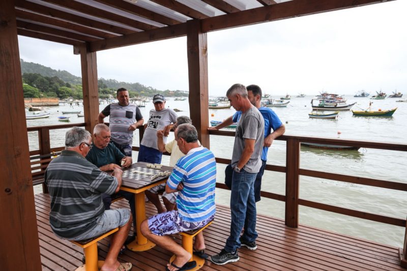 Amigos discutem a maior novidade da cidade, a TPA – Foto: Anderson Coelho/ND