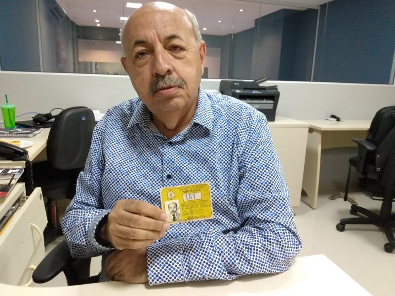 Jornalista Manoel Timóteo de Oliveira Neto era funcionário da EBN (Empresa Brasileira de Notícias) e guarda sua credencial da visita até hoje &#8211; Foto: Divulgação/ND