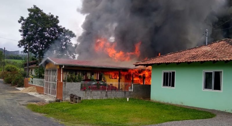 Bombeiros levaram mais de três horas para controlar o fogo – Foto: Corpo de Bombeiros/Divulgação