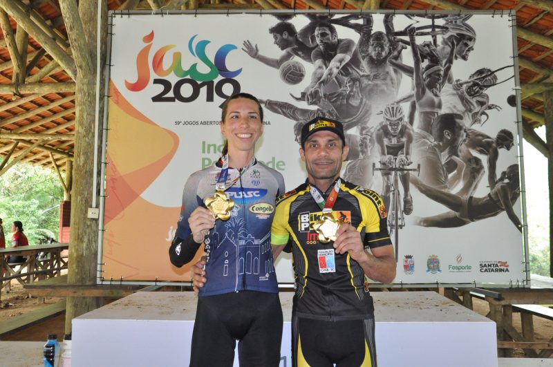 Tânia Clair Picklerd Negherbon e Gustavo Freitas ganharam ouro no marathon &#8211; Foto: Orlando Pereira/ND