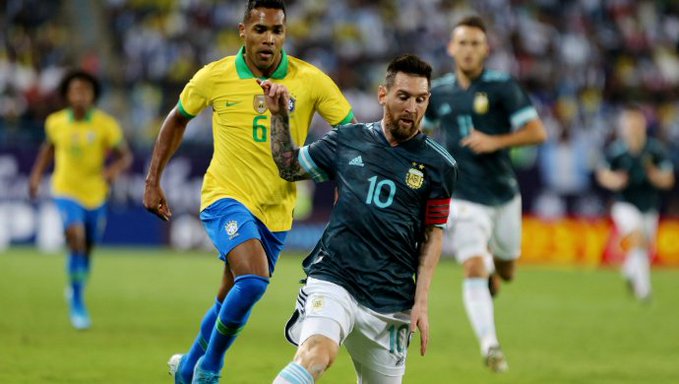Messi domina a bola em jogo contra o Brasil, pelas Eliminat&oacute;rias – Foto: Reprodu&ccedil;&atilde;o/Twitter