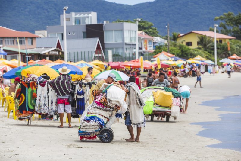 Prefeitura j&aacute; entregou as credenciais aos ambulantes que tiveram os alvar&aacute;s renovados&nbsp; para a temporada 2022/23 – Foto: Daniel Queiroz/Arquivo/ND