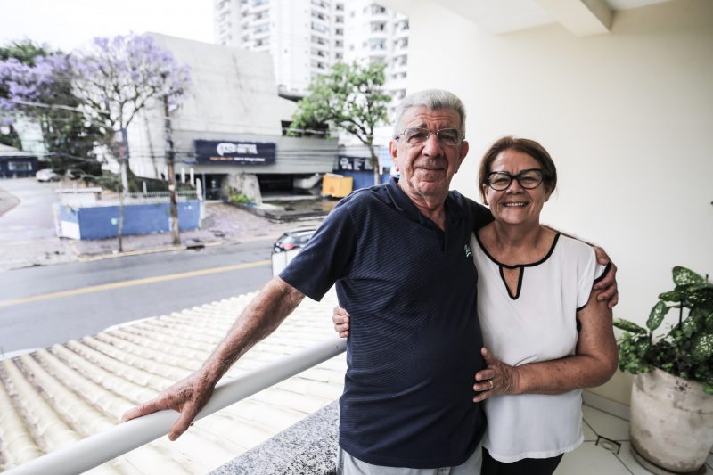 Seu Luiz Carlos Ferreira e a esposa, Odete Ferreira posam na varanda de casa, na avenida Madre Benvenuta – Foto: Anderson Coelho/ND