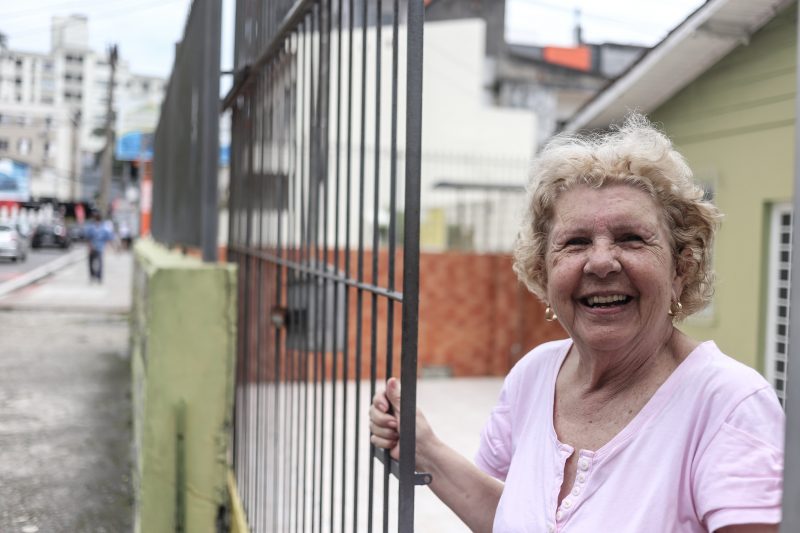Dona Marly Kruger, moradora da rua Delminda Silveira h&aacute; 44 anos – Foto: Anderson Coelho/ND