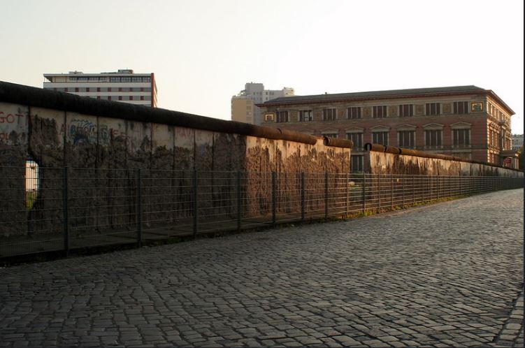 Símbolo da Guerra Fria Muro de Berlim começou a ser destruído há exatos anos