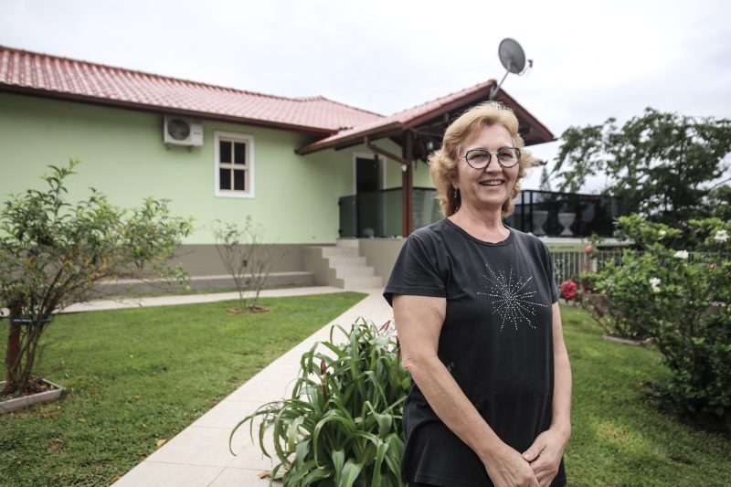 Neuza Maria Cordeiro Mariano, moradora da rua Vera Linhares de Andrade, em frente &agrave; casa que data de 1924 – Foto: Anderson Coelho/ND