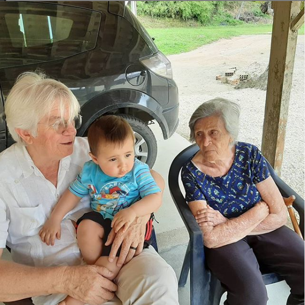 Padre Vilson com a mãe, de 96 anos, em uma das visitas que ele fez à família, em Brusque | Foto Arquivo Pessoal/ND