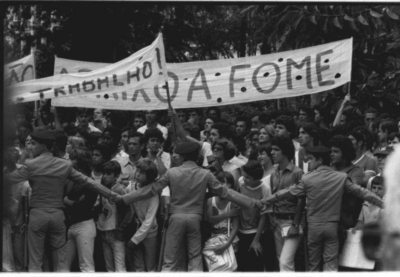 Policiais contém manifestantes que, conforme o SNI (Serviço Nacional de Informações), “não chegavam a 40” &#8211; Foto: Arquivo Agecom/UFSC/Divulgação/ND