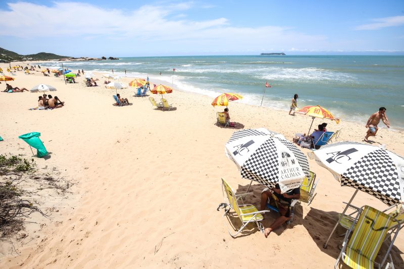 Na Grande Florian&oacute;polis a m&aacute;xima deve ficar em torno dos 30&deg;C (imagem da praia do Mole) – Foto: Anderson Coelho/Arquivo/ND