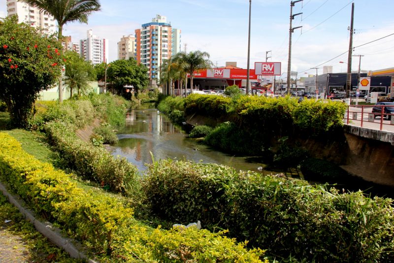 O Rio Ara&uacute;jo &eacute; um dos principais cursos de &aacute;gua do munic&iacute;pio, localizado na divisa com Florian&oacute;polis e percorre os bairros Campinas, Nossa Senhora do Ros&aacute;rio e Bela Vista – Foto: Daniel Pereira/PMSJ/ND