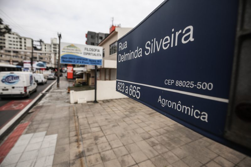Rua Delminda Silveira, no bairro Agron&ocirc;mica – Foto: Anderson Coelho/ND
