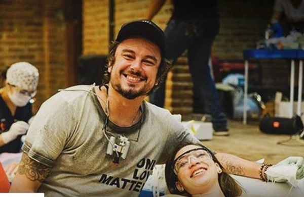 O dentista Felipe Rossi durante ação voluntária - Reprodução/Twitter