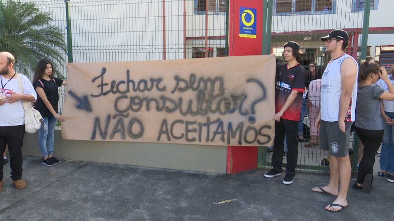 Alunos e pais protestaram contra o fechamento das turmas na escola – Foto: Adriano Mendes/RICTV