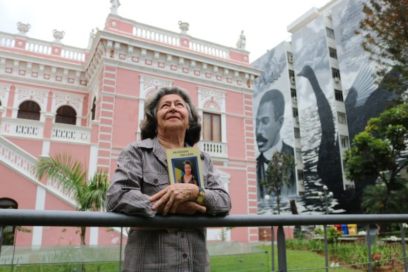A escritora, na frente do Pal&aacute;cio Cruz e Sousa – Foto: Jo&atilde;o Favila/Prefeitura de Florian&oacute;polis/Divulga&ccedil;&atilde;o/ND
