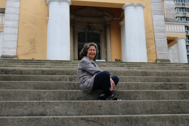 Ap&oacute;s se mudar para Florian&oacute;polis, Maria conheceu ao EJA e reacendeu seu antigo sonho de menina: escrever poemas – Foto: Jo&atilde;o Favila/Prefeitura de Florian&oacute;polis/Divulga&ccedil;&atilde;o/ND