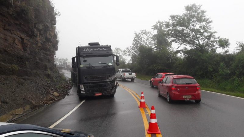 Trecho onde ocorreu acidente ficou interditado por uma hora – Foto: PRF/Divulgação/ND