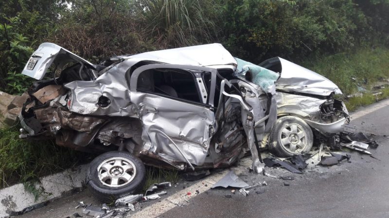 Motorista do Astra bateu contra uma carreta – Foto: PRF/Divulgação/ND