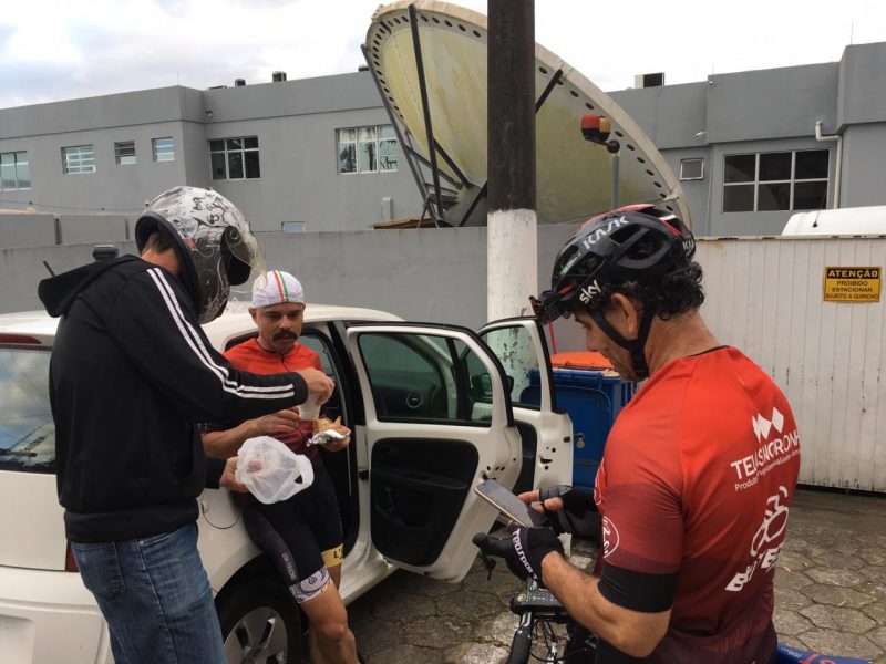 Jeft&eacute; sempre recebia o poio dos amigos durante o intervalo – Foto: Marcos Jord&atilde;o/ND