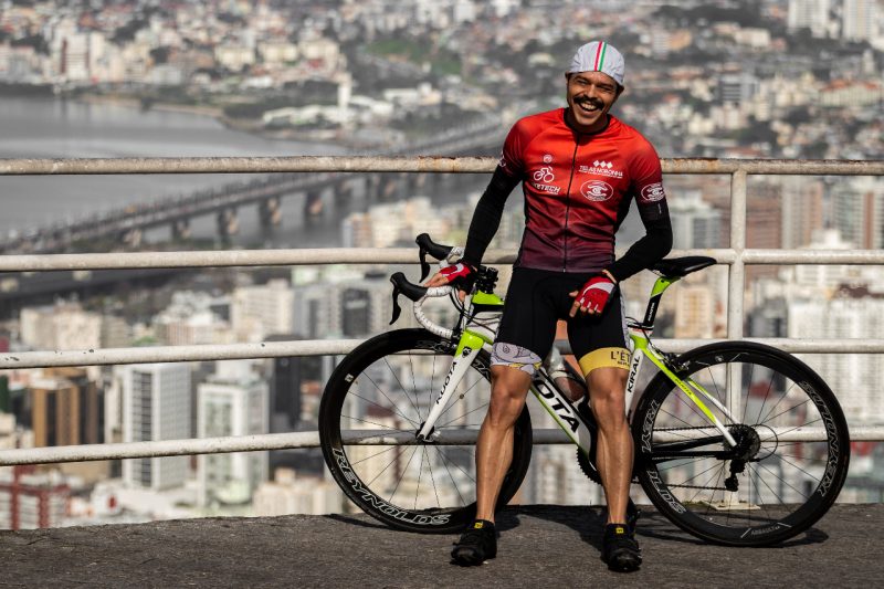 Jeft&eacute; Ribeiro, de 36 anos, subiu e desceu o Morro da Cruz 36 vezes para completar o desafio Everesting – Foto: Divulga&ccedil;&atilde;o/Vinicius Leyser