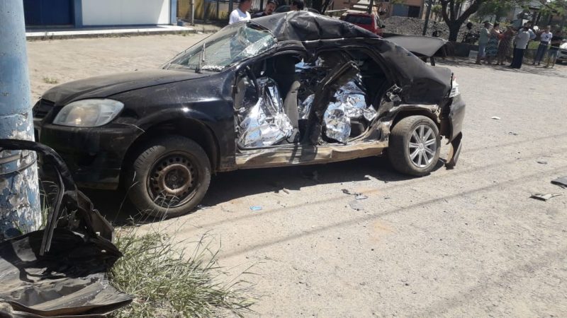 Veículo Prisma colidiu contra um caminhão, na SC-447 em Araranguá nesta sexta-feira (22) &#8211; Foto: Divulgação/PMRv